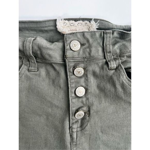 Altar’d State Green Distressed Denim Jeans Shorts Women’s Size 27/5 - Picture 2 of 3